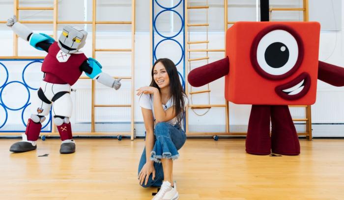 National Numeracy Day Live_National Numeracy Ambassador Katya Jones with West Ham mascot Hammerhead and Numberblock One at Rosetta Primary School, London. Credit National Numeracy_web